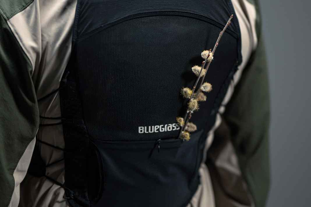 Blugrass kommt diesen Sommer gleich mit drei Protektorenwesten auf den Markt. Besonders spannend und bereits mit einem Innovation Award ausgezeichnet ist die Venture Vest, die sich in ihrem Aufbau an Trailrunning-Westen orientiert.