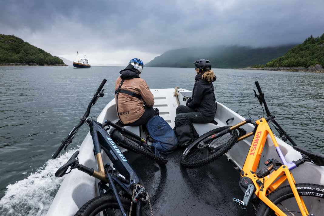 Made for rough terrain and big adventures: the Ghost E-Riot CF with 170/160 mm and 800 Wh.