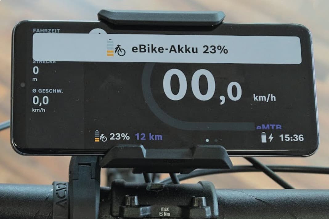 Bosch SmartphoneGrip: Das neue smarte System von Bosch kann statt mit dem Kiox-300-Display mit einem SmartphoneGrip kombiniert werden. Darin wird das Telefon im Querformat gehalten und drahtlos per Qi-Standard mit Strom versorgt. Für ältere, nicht Qi-kompatible Smartphone-Modelle gibt es passende Adapterkabel, um das Telefon mit dem E-Bike-Akku zu verbinden.