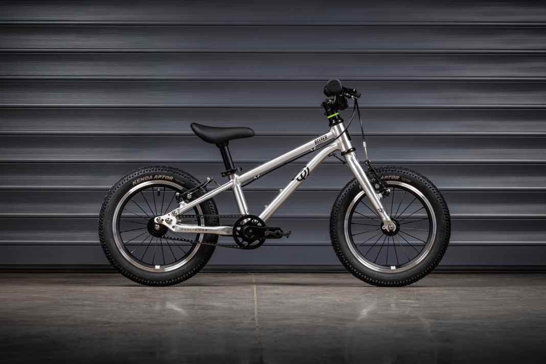 Early Rider hat sein Angebot an Kinder-Bikes komplett überarbeitet und bietet drei spannende Modelle in diversen Größen an. Das Belter in 14 Zoll ist eines der kleinsten Bikes im Programm und passt Kids ab etwa 3 Jahren.