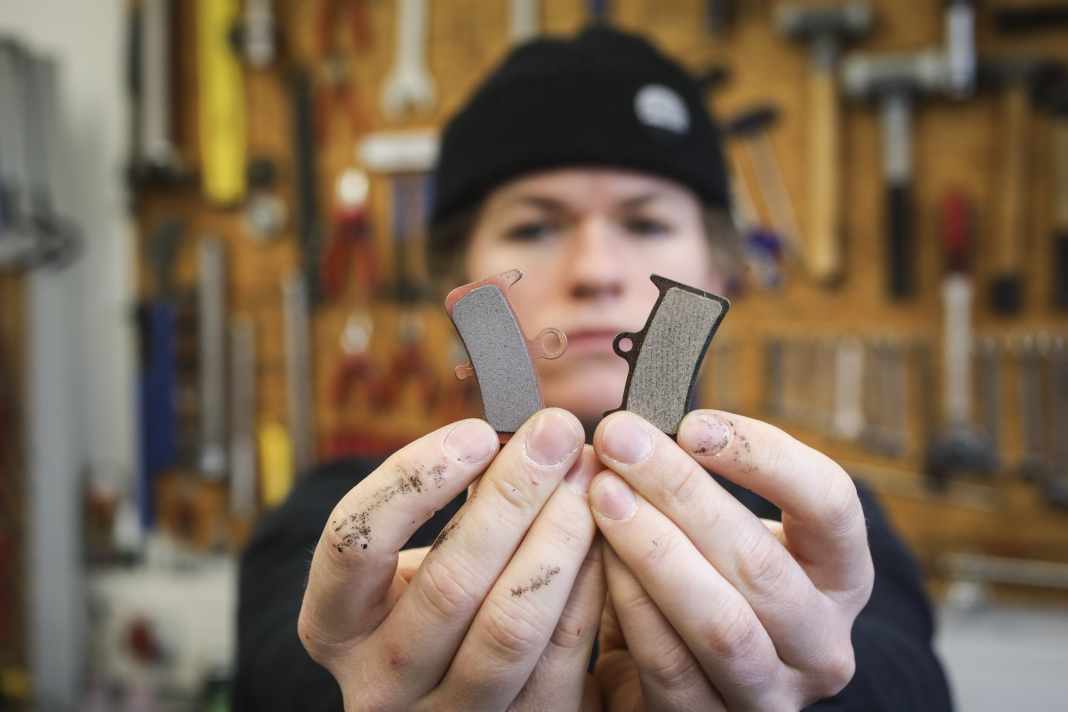Metallic (left) or organic (right): Most manufacturers opt for organic brake pads as standard.