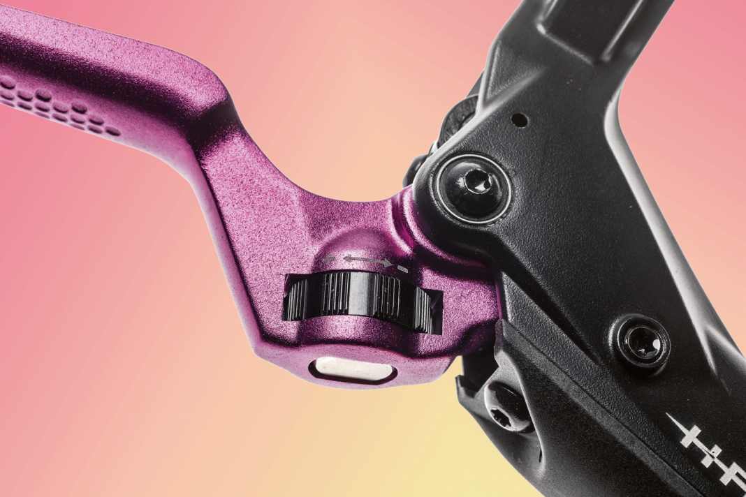 The tool-free lever width adjustment of the Hayes Dominion A4 covers a very wide range.