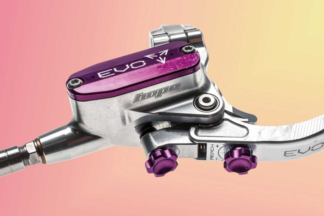 Hope hits the bull's eye when it comes to lever feel. In our eyes, the lever circles around the ball-bearing pivot point with optimum resistance.