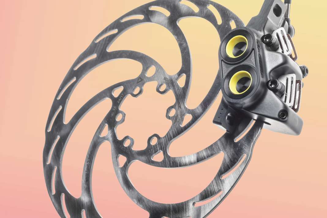 2,5 Millimeter dicke Scheiben, die massiven Zange und Beläge mit Kühlrippen – Hitze handelt die Gustav Pro mit links.