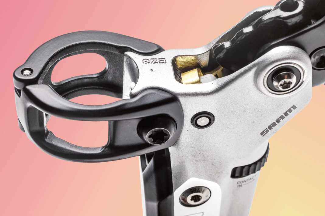 Im Zentrum des Updates steht der überarbeitete SwingLink-Hebel (in gold). Dabei handelt es sich um einen Umlenkhebel, der die Kraft vom Bremshebel auf den Geberkolben überträgt. Sram hat die Geometrie zu Gunsten eines geringeren Losbrechmoments optimiert.
