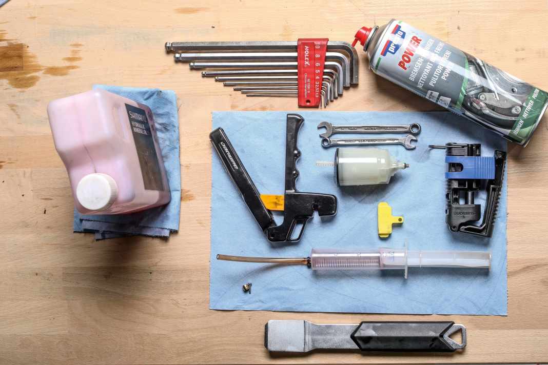 Um eine Bremsleitung zu kürzen, muss etwas Werkzeug und Know-How vorhanden sein.