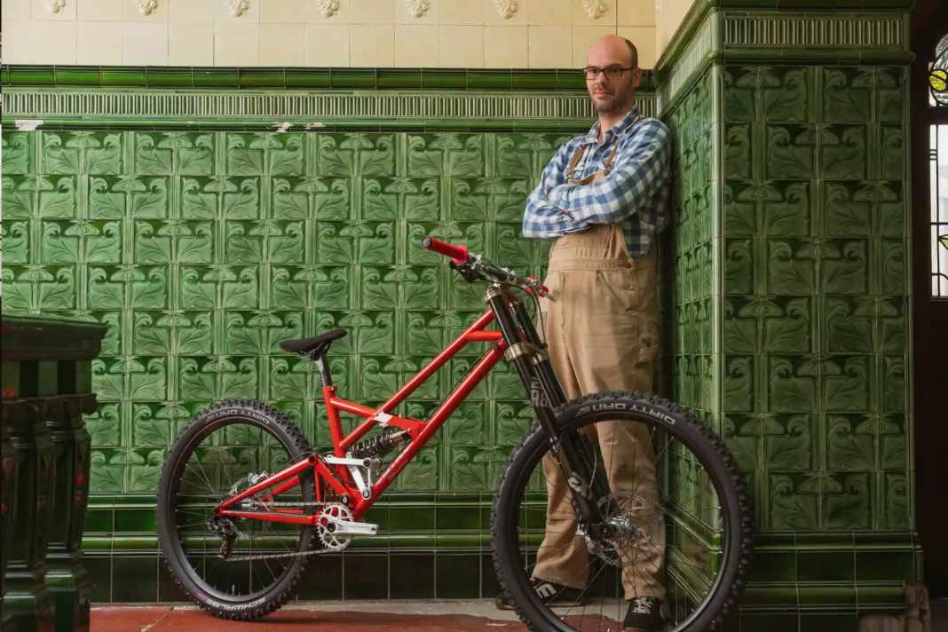 Rahmenbauer Paul ‘Burf’ Burford mit seinem BTR Gasser Downhill-Mountainbike aus Stahl