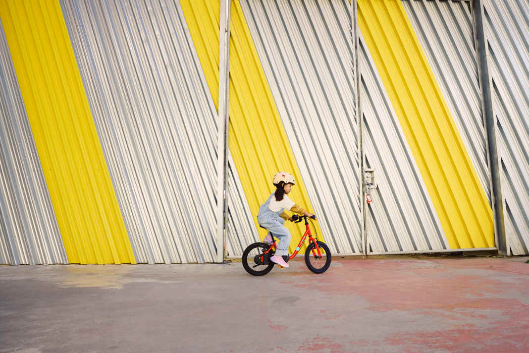 Das B'Twin Discover 900 von Decathlon eignet sich für die ersten Meter auf dem Fahrrad.