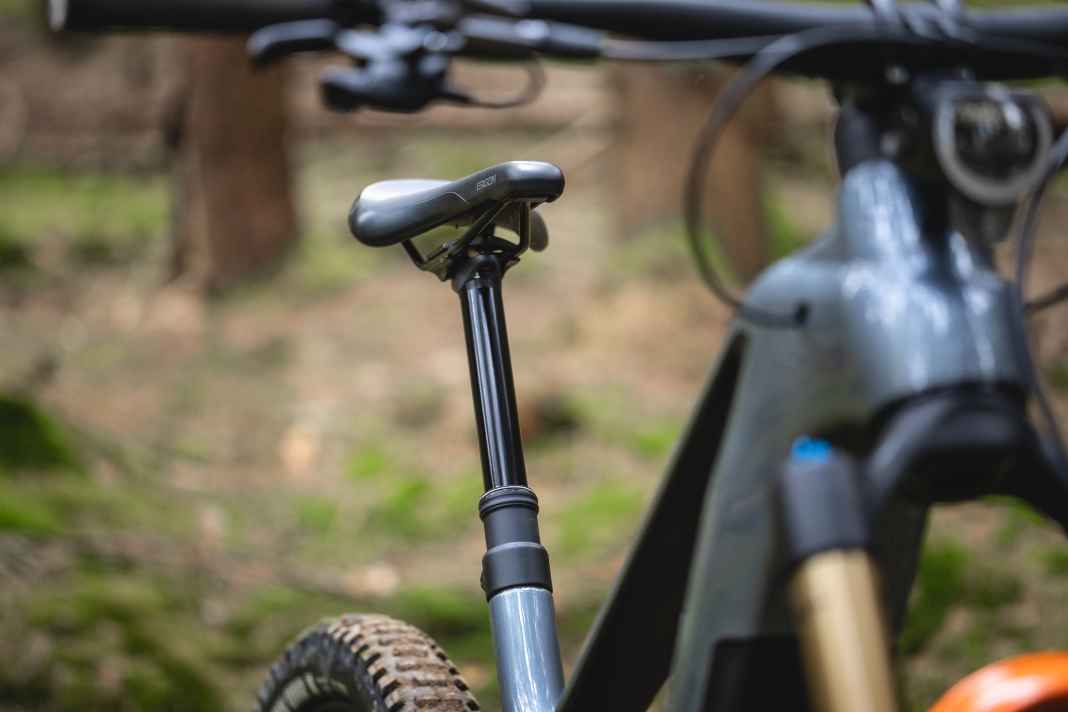 The stroke of the telescopic seat post is rather short at 150 mm. The standard coating resembles the Kashima gold of the suspension elements.