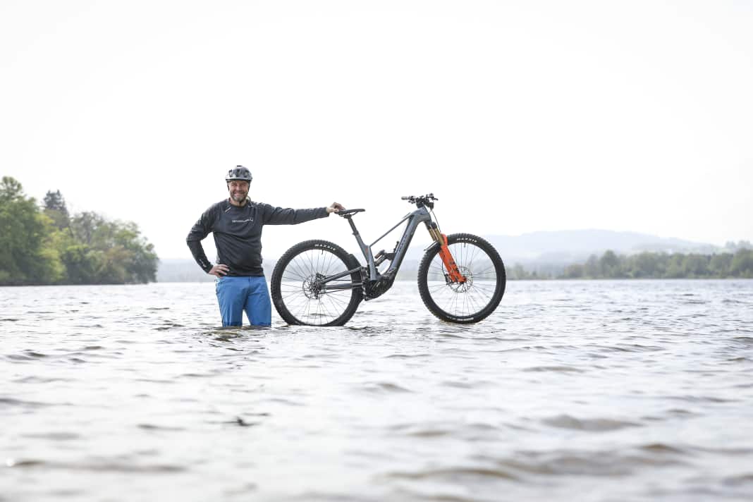 Auf Wasser fahren? Das kann das Bulls Vuca Evo AM mit Pinion Antrieb noch nicht. Ansonsten soll der Dauertester mit Riemen aber das ultimative Sorglos E-Bike sein.