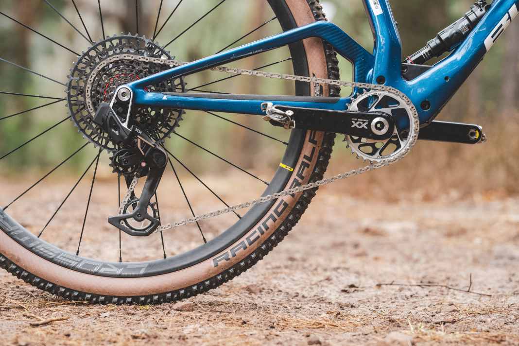 The single-pivot rear suspension of the Bulls not only flexes the most in practice, but also delivers the lowest stiffness values on our test bench.