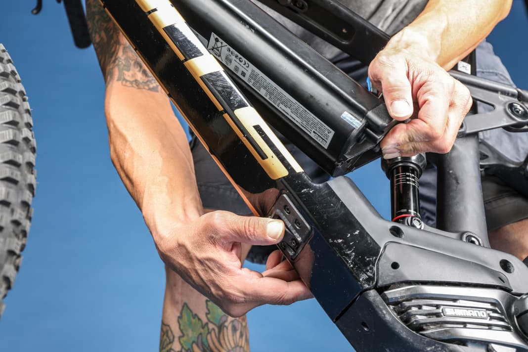 Convenient removal: The BMZ battery with 750 watt hours can be easily clicked out. However, a little caution is required when inserting it - the holder is rather delicate.