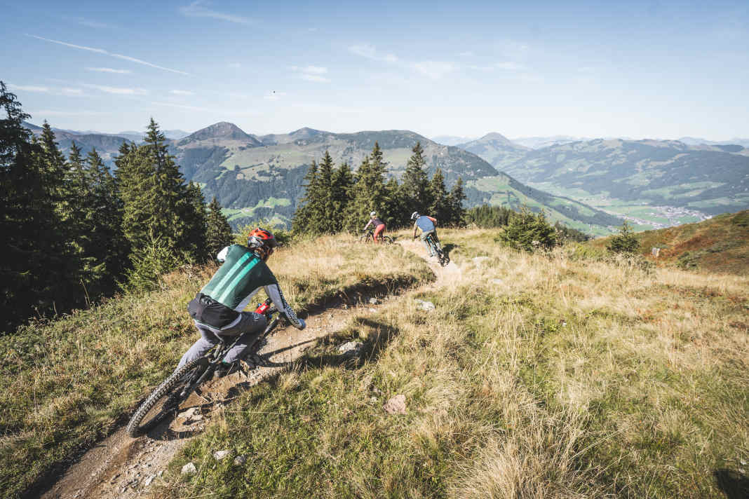 The enduro sector is producing more and more pure downhill riders. However, there are also exceptions where you can still make it to the summit under your own steam.