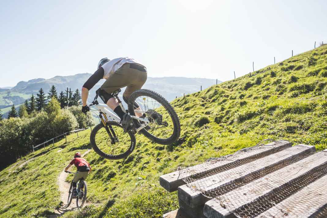 Freie Aussicht und jede Menge Holzelemente zum Spielen bieten die 8 Trails in den Kitzbüheler Alpen