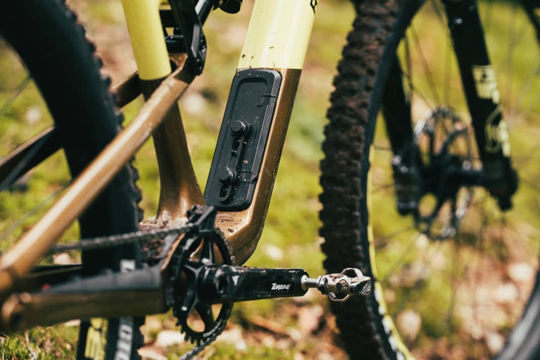 The lid of the storage compartment sits firmly on the opening in the down tube with a hinge system, does not rattle and is easy to use. Also good: a bottle holder can be mounted on the lid and there is a secret compartment on the inside to hide an AirTag.