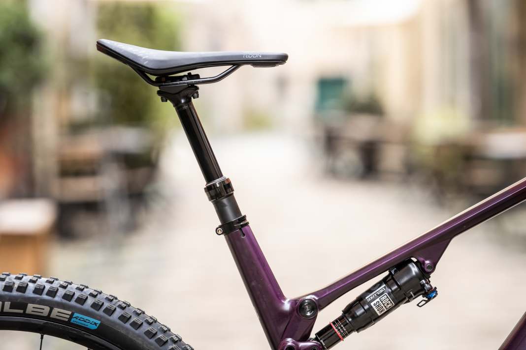 The Vario dropper post with 150 millimetres of travel pushes the limits of what is rideable on technical downhills. However, compared to other trail bikes, the long seat tube still only gives you a moderate amount of legroom.