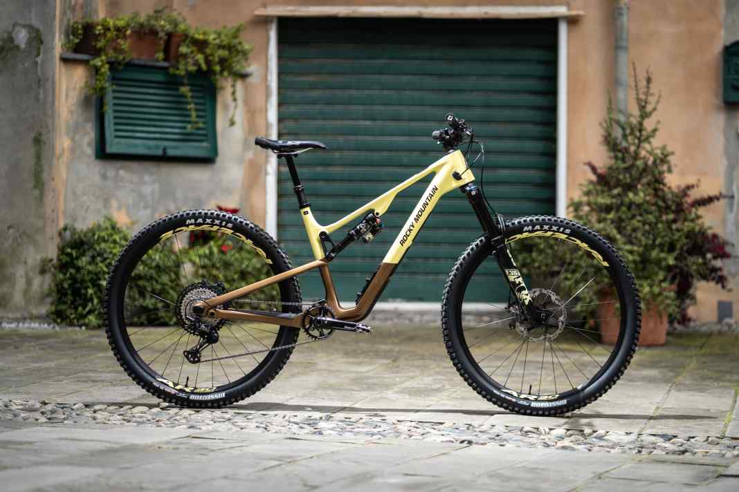 "This is a bike that really deserves the title All Mountain." Colleague Jan can't stop raving about it. It was his maiden ride on the new Instinct. "It usually takes time to familiarise yourself with a new bike," says the experienced test editor. On the Canadian all-rounder, however, he felt right at home from the very first turn of the pedals.