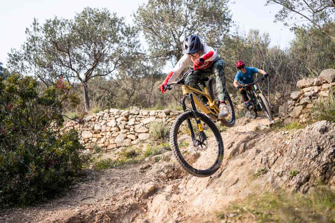 The rear shines with plenty of traction, forgiving every landing and every overlooked bump. Compared to this impressive performance, the fork struggles to keep up.