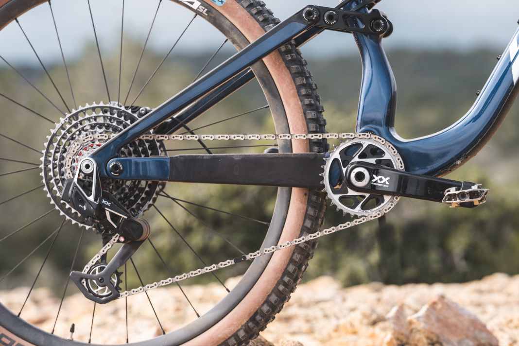 Einen Großteil des geringen Gewichts verdankt unser Testbike allerdings auch der luxuriösen Ausstattung. Dazu gehört Srams teuerster Transmission-XX-SL-Antrieb sowie...