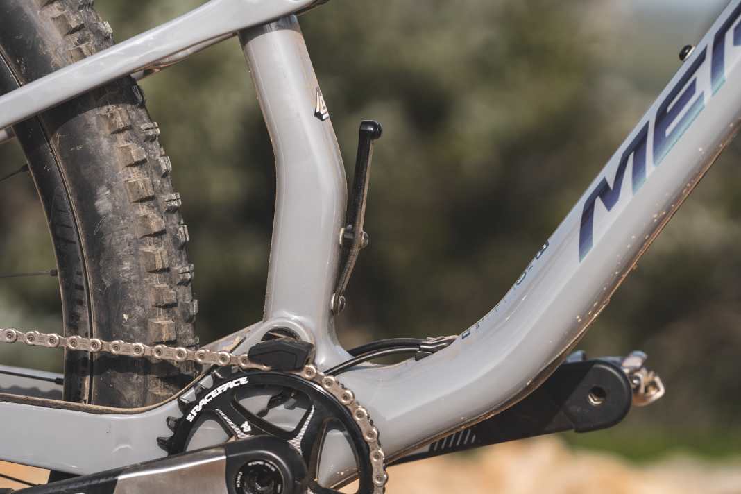 Clever solution: Thanks to the adapter for the bottle cage mount, the Ninety-Six 7000 can carry two water bottles despite the kink in the seat tube.