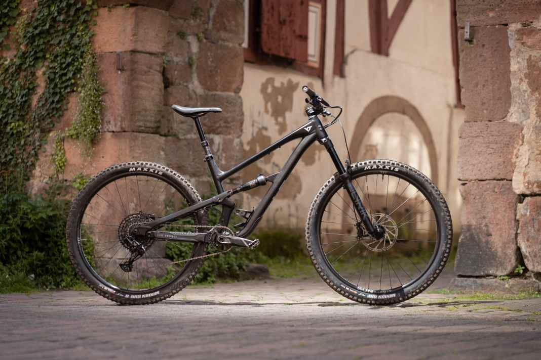 YT Jeffsy Core 1 // 16.3 kg // 150/145 millimetres travel // 29-inch // 2499 euros // aluminium // All Mountain