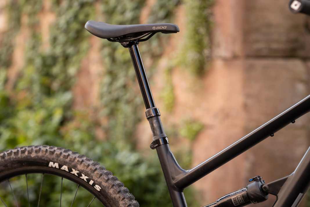 Die hauseigene Teleskopsattelstütze bietet 170 Millimeter Hub - genug für angenehm viel Beinfreiheit bergab. Die Haptik und die Bedienung konnte alle Tester überzeugen.