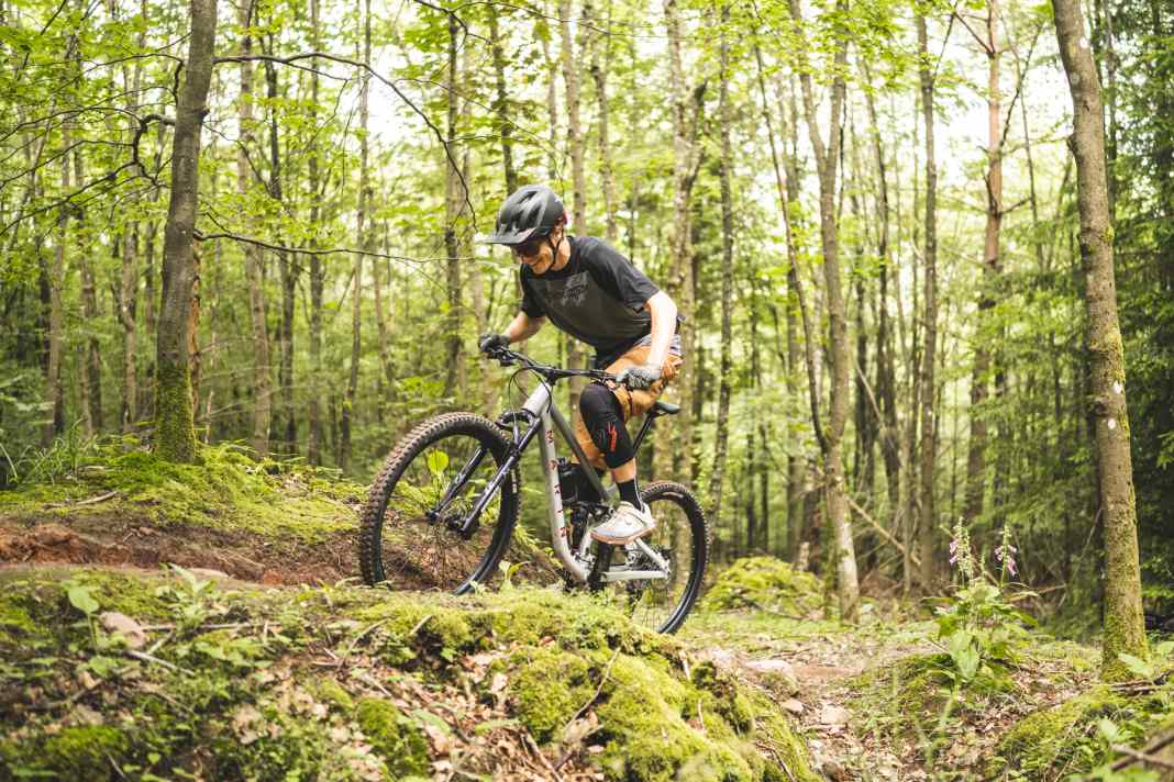 Mit 15,5 Kilo in Rahmengröße L (ohne Pedale) stellt Marin das mit Abstand leichteste Bike in diesem Vergleich. Anstiege erklimmt man auf dem Rift Zone 2 dennoch schlechter als auf dem fast zwei Kilo schwereren Merida. Das lebendige Heck und die zäh rollenden Reifen halten den Vorwärtsdrang in Grenzen.
