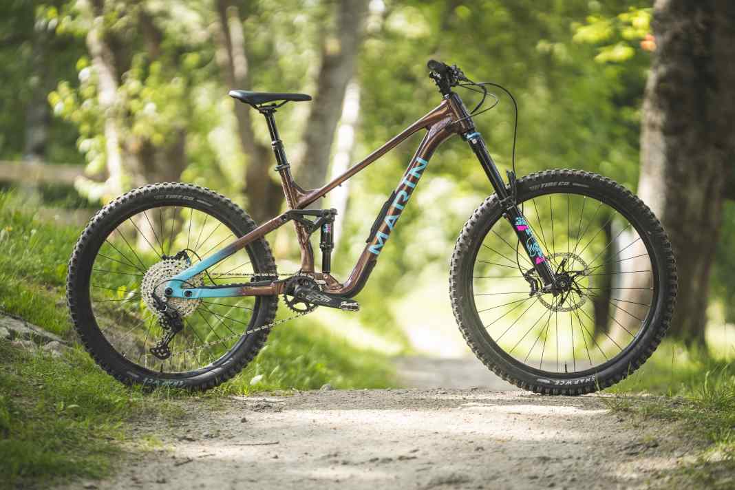 At 17.6 kilos without pedals, the Marin weighs the most.