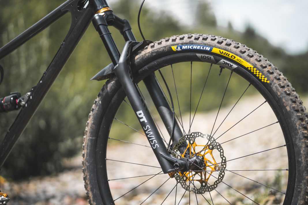 Both the frameset and the complete bike are available exclusively with suspension elements from DT-Swiss. The simple and intuitive operation matches the carefree character of the Mini Murmur.