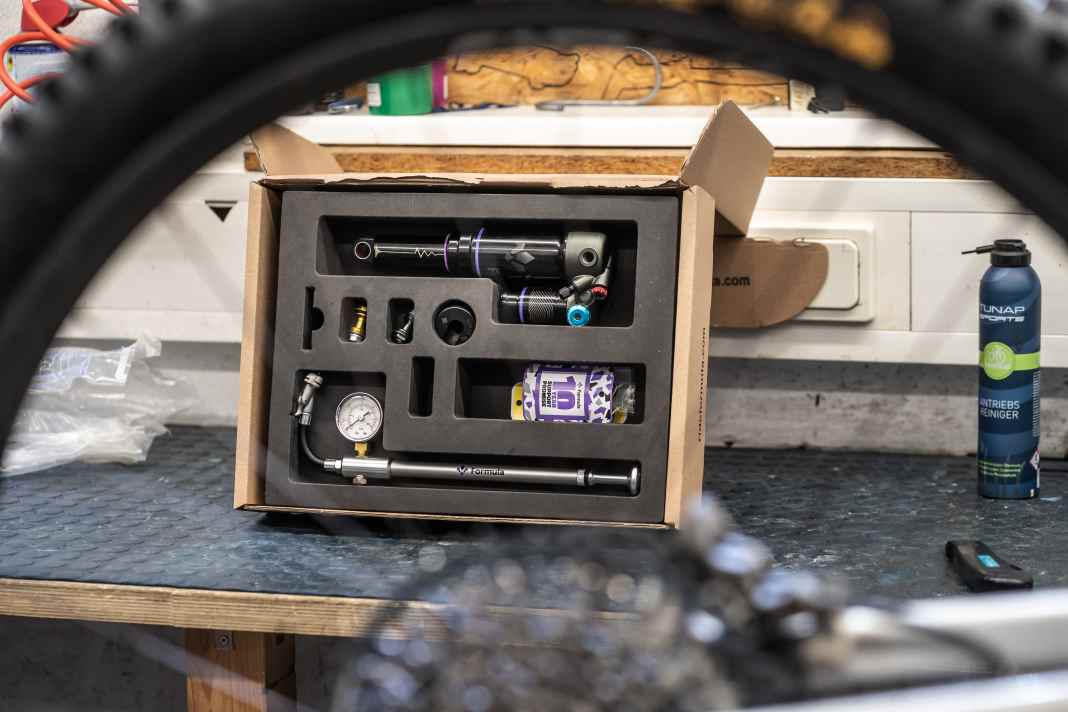 Zum Lieferumfang gehören zwei  CTS-Ventile (Compression-Tuning-System).  Mit ihnen lässt sich die Druckstufendämpfung weicher oder härter tunen. Auch mit dabei: Volumen-Spacer und eine Dämpferpumpe.