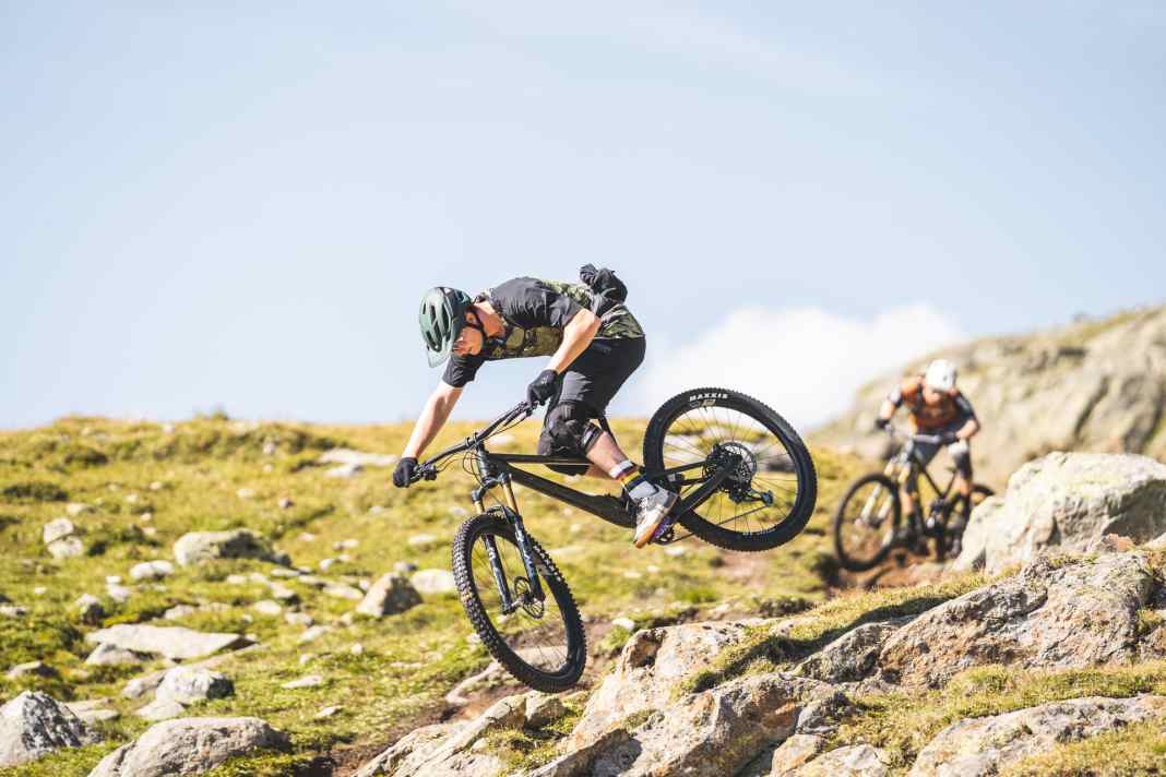 Den Körpereinsatz aktiver Piloten belohnt das Fahrwerk mit viel Gegen­halt. So lässt sich das 2030 auf welligen ­Trails höllisch schnell auf Tempo bringen.