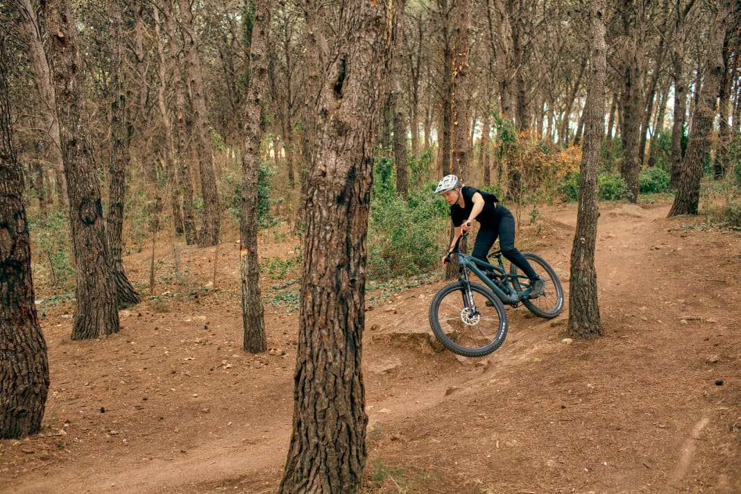 Cannondale Team Rider Ella Conolly hat das Habit schon auf den Trails von Barcelona fliegen lassen. Das Video dazu ist unten verlinkt.