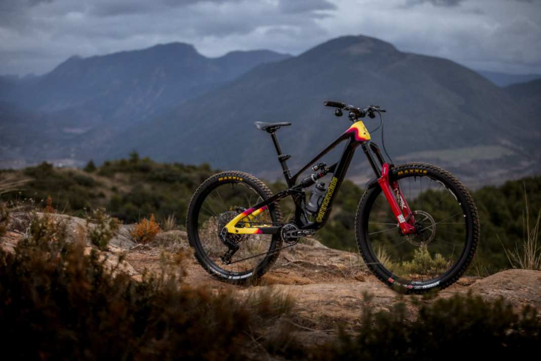 The key data: 160 millimetres of travel at the fork, 155 millimetres at the rear - combined with a mullet wheel setup: 29-inch front, 27.5-inch rear.