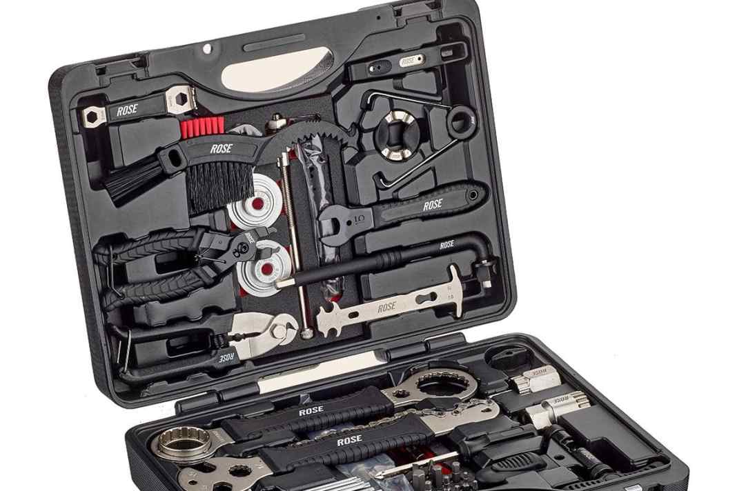 Im Rose All2gether Pro Bike Werkzeugkoffer sind auch solche Werkzeuge enthalten, die man nicht überall findet: Demontagewerkzeug für Shimano Pressfit BB86/92 sowie BB30 Lagerschalen, ein Montagewerkzeug mit Gewindestange und Presskloben für Shimano/Sram Pressfit sowie einen 1/4’’-Drehmomentschlüssel für 2-24 Nm.