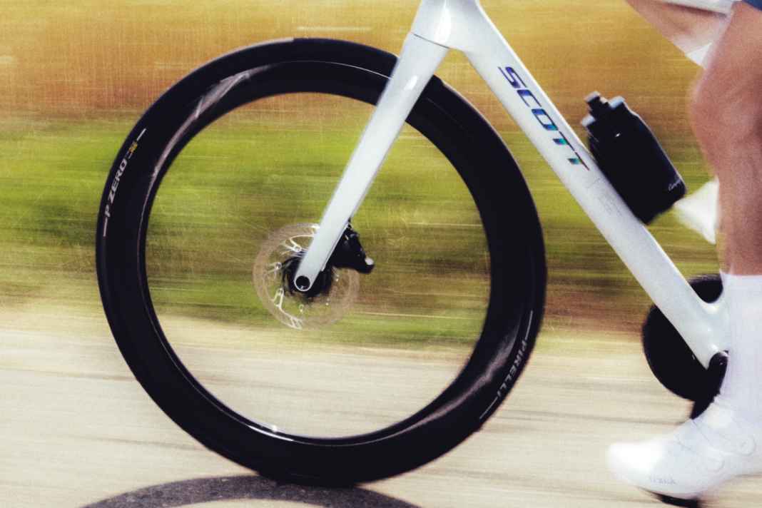 Der schicke Campa-Laufradsatz bietet die Freiheit, die Fahrt auch beim Wechsel auf loses, unbefestigtes Terrain fortzusetzen. | Foto Campagnolo