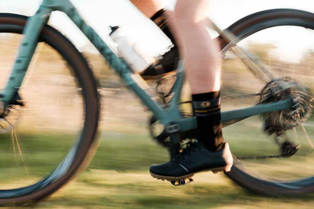 Crankbrothers se lance dans le jeu du gravel. D'accord, il y a déjà une paire de roues, mais maintenant aussi des chaussures.