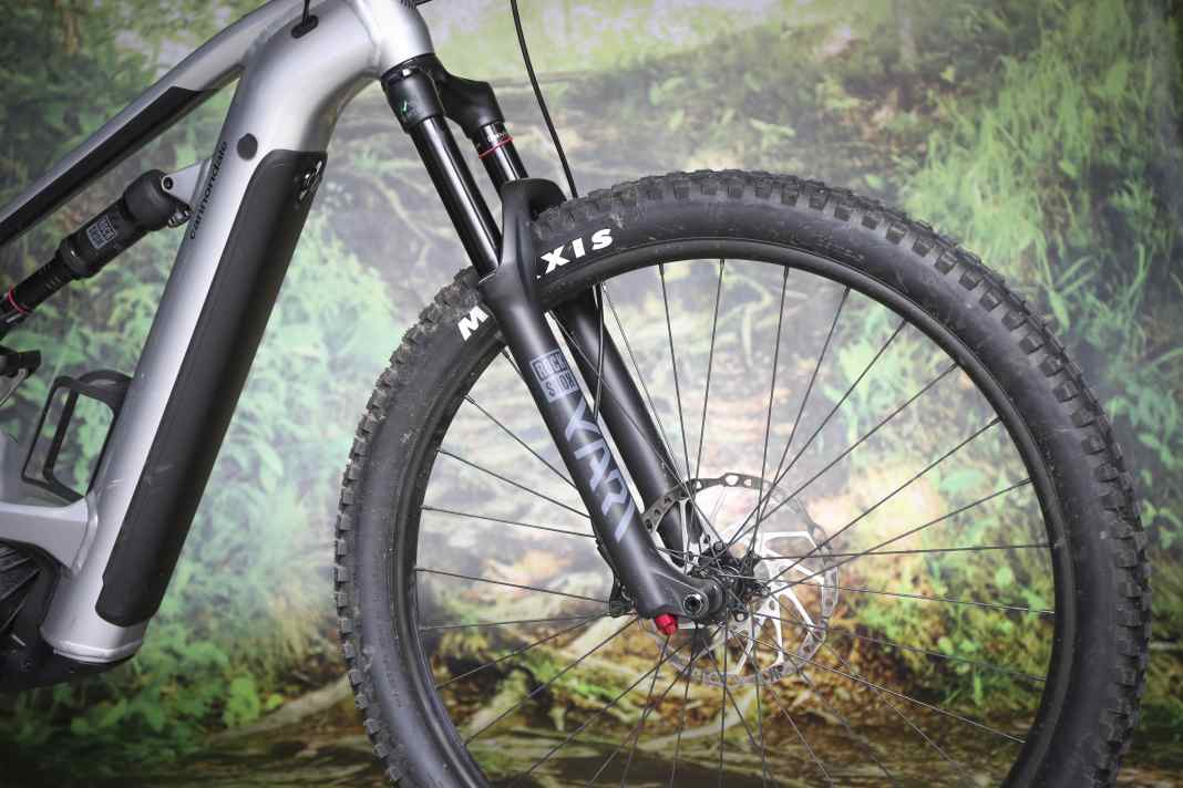 The Rockshox Yari with 150 millimetres of travel is not an equipment highlight, but it does a solid job.