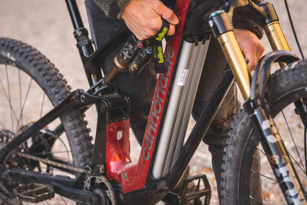 Wer Gewicht sparen möchte, kann den dicken, herausnehmbaren 800-Wh-Akku gegen Boschs 600-Wh-Pendant tauschen.