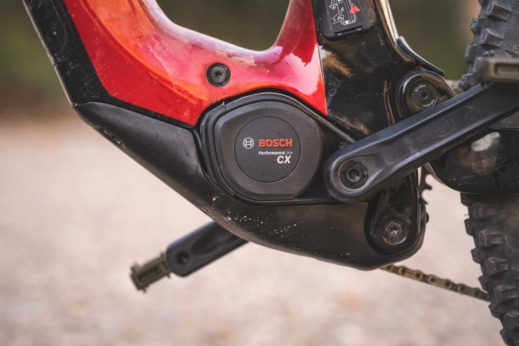 Bosch Performance CX: Since the CX Gen5, the Bosch is rattle-free downhill and has also increased its performance. 750 watts and 100 Nm are now possible. The EMTB+ mode is unrivalled uphill from our point of view, the range is really strong. Not super light, but otherwise hard to beat.