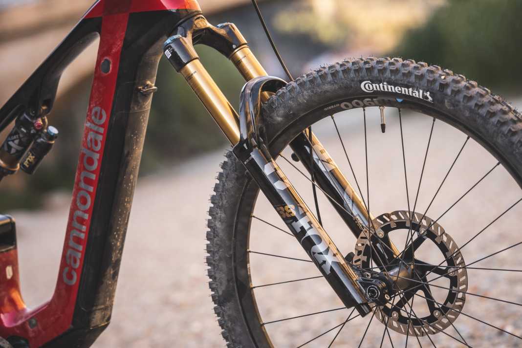 A top-of-the-range suspension: for €8,799, Cannondale has pulled out all the stops when it comes to the suspension. A Fox 38 in the Factory-style Kashima finish – it doesn’t get much better than this. If you take a look at the suspension components offered by the competition, one thing quickly becomes clear: unfortunately, it’s not a given that manufacturers will equip their models below the 10,000-euro mark with such high-end components.