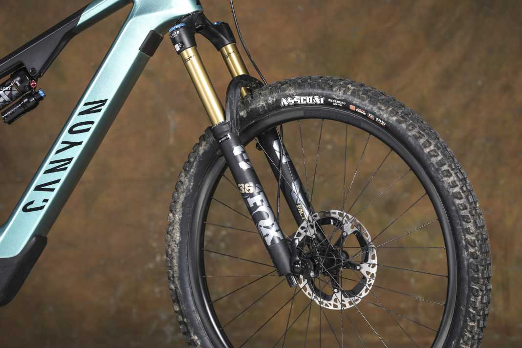 The Spectral:On CFR features Fox's top fork 36 Factory Grip2.