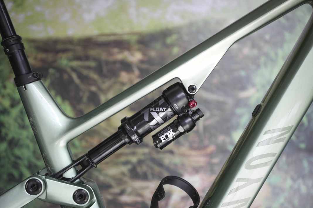 Die Heckfederung mit Fox Float X-Dämpfer arbeitet sehr schluckfreudig und dennoch definiert. Mit der 160er-Gabel kann der Hinterbau locker mithalten.