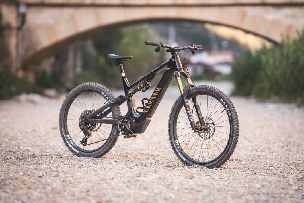 The dead live longer? With a fresh battery, the Canyon Spectral:On is once again shaking up the mountain bike scene.