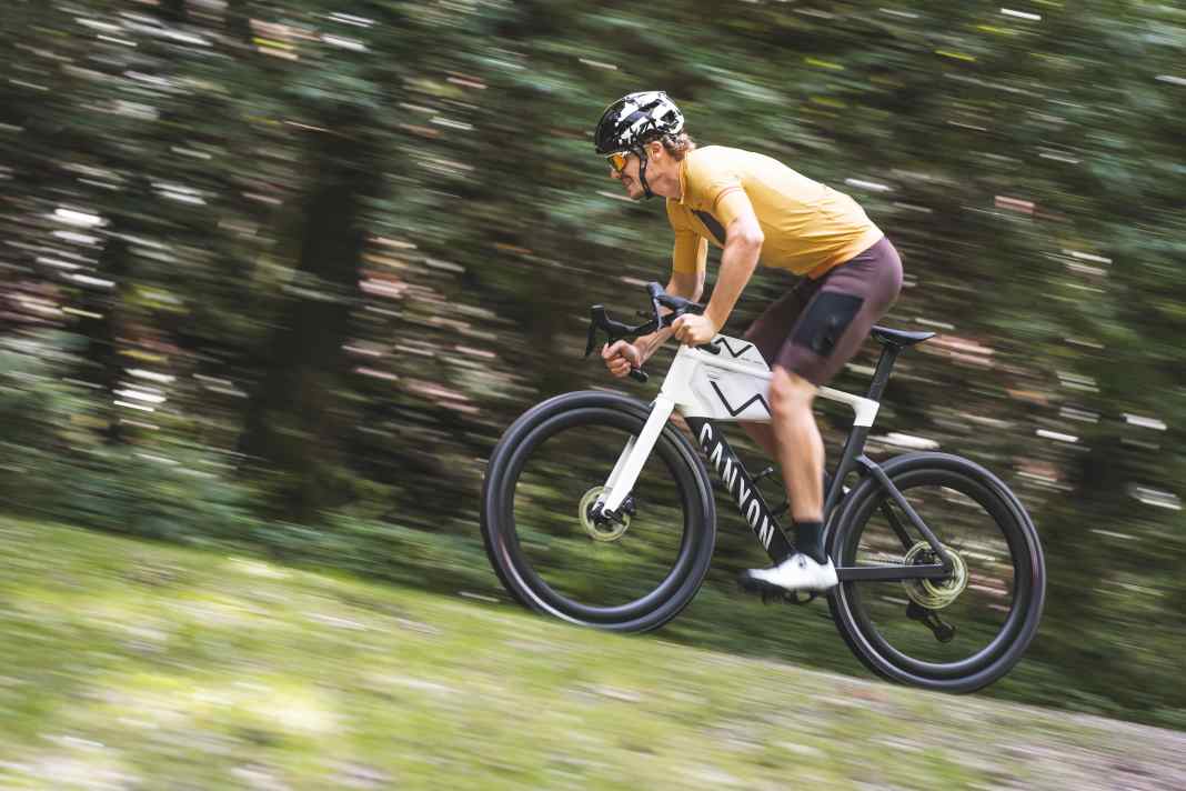 So sieht es aus: Das neue, aerodynamisch optimierte Canyon Grail Race-Gravelbike mit fetten Reifen.