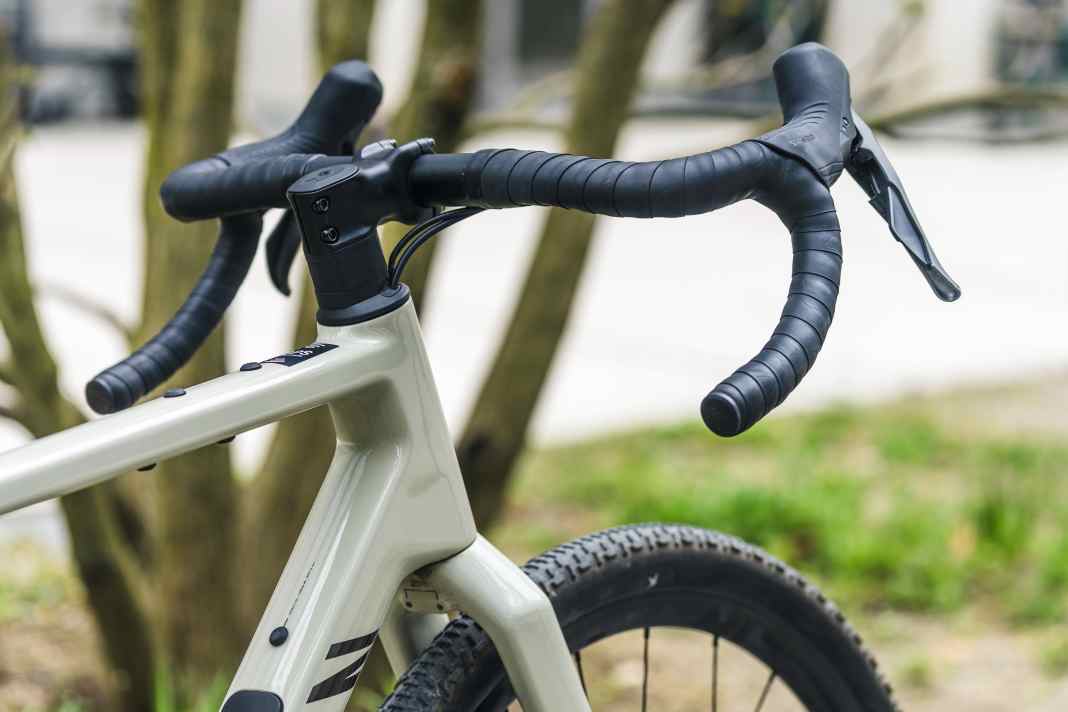 A balance between contemporary design and ease of maintenance: Canyon has opted not to include an integrated one-piece cockpit on the Grizl, but the cables still run through the headset into the frame on this adventure model.