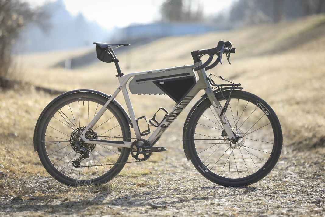Vom Winter in den Frühling: Das Canyon Grizl CF 8 W/Eclips Gravelbike hält im Dauertest tapfer durch.