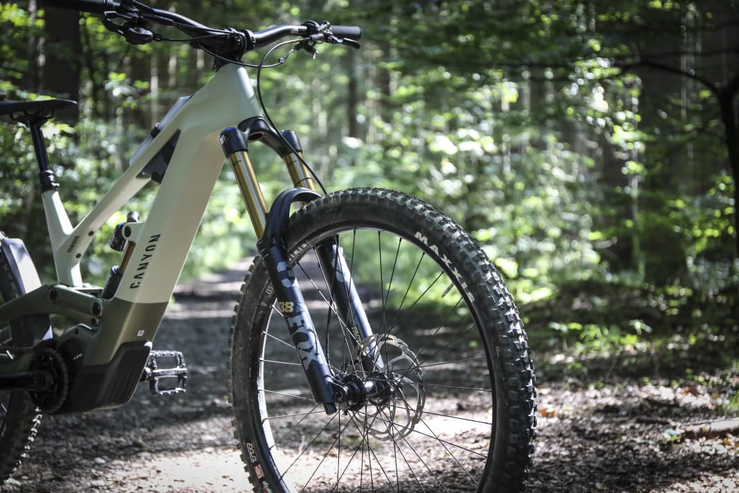 Fox 38 Factory Grip2: The fork is equipped for all downhill situations.