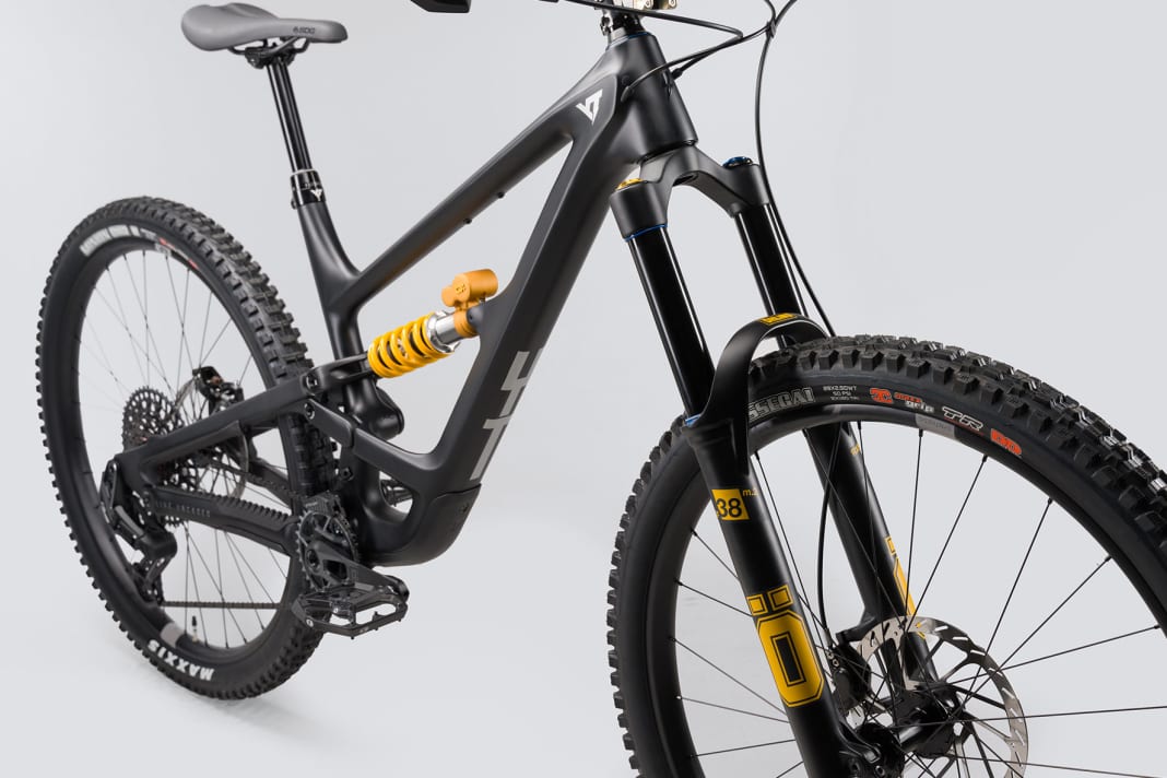 A quick look at the black 29er model. A silver version is also available.