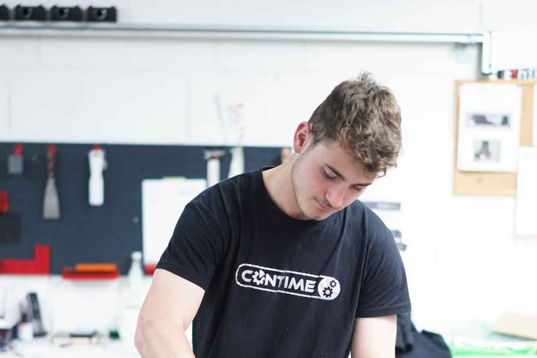 Bevor ein Rahmen entstehen kann, müssen die Carbon-Matten zunächst per Cutter ausgeschnitten werden.