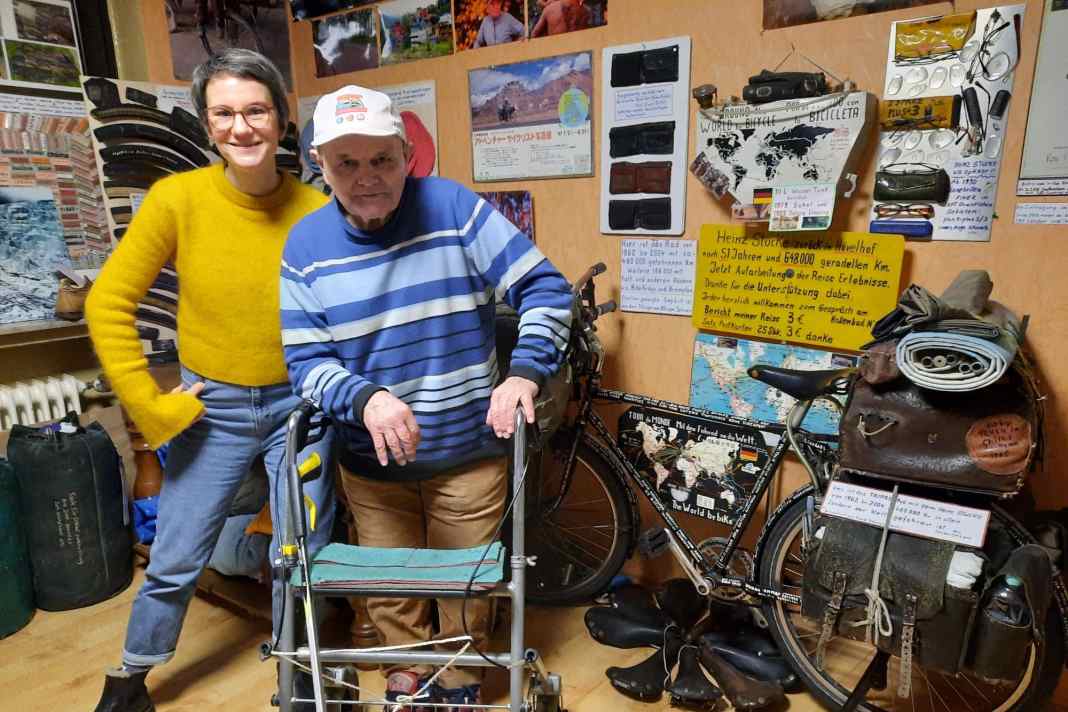 Carina Wolfram und Heinz Stücke zusammen in seinem Bungalow im ostwestfälischen Hövelhof.